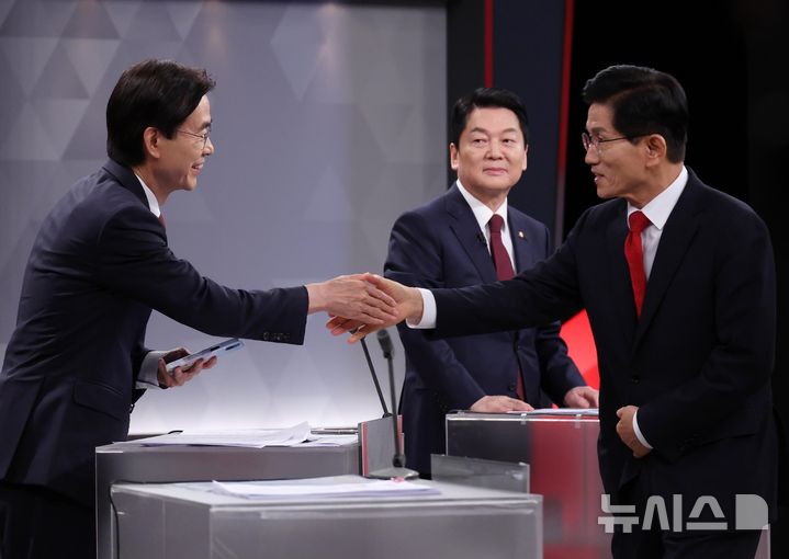 [서울=뉴시스] 국회사진기자단 = 국민의힘 김문수(오른쪽), 조경태 당대표 후보가 17일 오후 서울 여의도 KBS에서 진행된 ‘당대표 후보자 TV토론회’ 에 참석해 악수를 하고 있다. 2025.08.17. photo@newsis.com