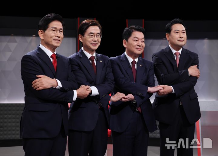 [서울=뉴시스] 국회사진기자단 = 국민의힘 김문수(왼쪽부터), 조경태, 안철수, 장동혁 대표 후보가 17일 오후 서울 여의도 KBS에서 진행된 ‘당대표 후보자 TV토론회’ 에 참석해 포즈를 취하고 있다. 2025.08.17. photo@newsis.com