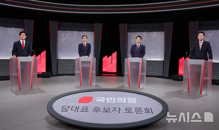 [서울=뉴시스] 국회사진기자단 = 국민의힘 대표 후보들이 17일 서울 여의도 KBS에서 열린 2차 TV토론회에 앞서 포즈를 취하고 있다. 김문수(왼쪽부터), 조경태, 안철수, 장동혁 후보. 2025.08.17. photo@newsis.com
