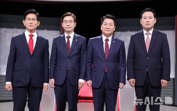 [서울=뉴시스] 국회사진기자단 = 국민의힘 대표 후보들이 17일 서울 여의도 KBS에서 열린 2차 TV토론회에 앞서 포즈를 취하고 있다. 김문수(왼쪽부터), 조경태, 안철수, 장동혁 후보. 2025.08.17. photo@newsis.com
