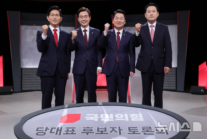 [서울=뉴시스] 국회사진기자단 = 국민의힘 대표 후보들이 17일 서울 여의도 KBS에서 열린 2차 TV토론회에 앞서 포즈를 취하고 있다. 김문수(왼쪽부터), 조경태, 안철수, 장동혁 후보. 2025.08.17. photo@newsis.com