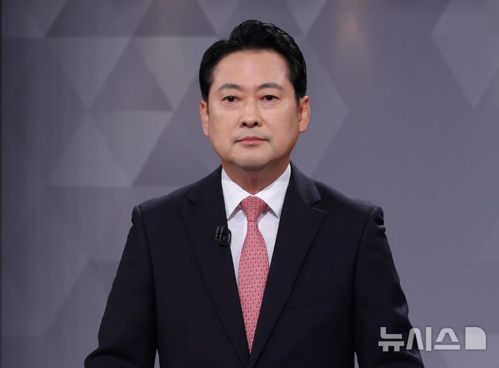 [서울=뉴시스] 국회사진기자단 = 장동혁 국민의힘 대표 후보가 17일 오후 서울 여의도 KBS에서 진행된 ‘당대표 후보자 TV토론회’ 참석해 시작을 기다리고 있다. 2025.08.17. photo@newsis.com