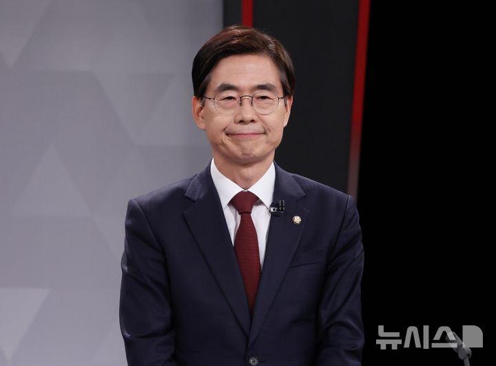 [서울=뉴시스] 국회사진기자단 = 조경태 국민의힘 대표 후보가 17일 오후 서울 여의도 KBS에서 진행된 ‘당대표 후보자 TV토론회’ 참석해 시작을 기다리고 있다. 2025.08.17. photo@newsis.com