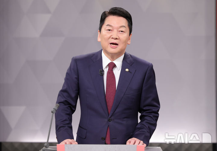 [서울=뉴시스] 국회사진기자단 = 안철수 국민의힘 대표 후보가 17일 서울 여의도 KBS에서 열린 2차 TV토론회에 앞서 마이크 테스트를 하고 있다. 2025.08.17. photo@newsis.com