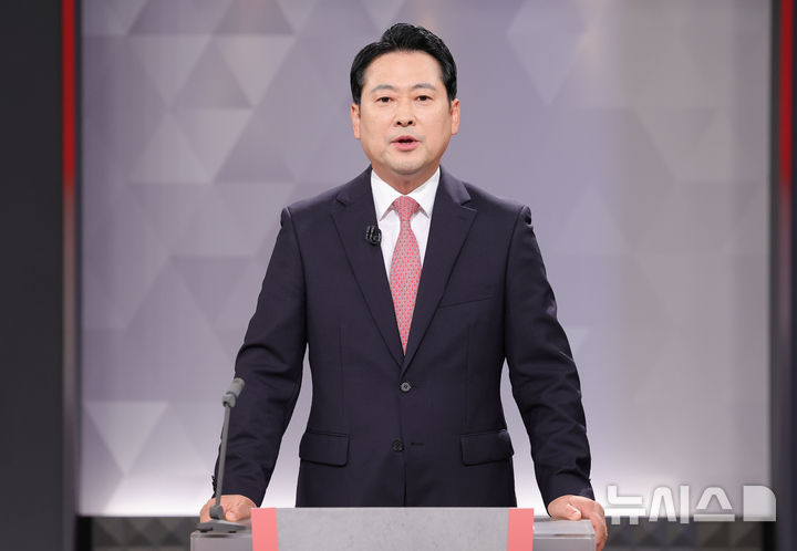 [서울=뉴시스] 국회사진기자단 = 장동혁 국민의힘 대표 후보가 17일 서울 여의도 KBS에서 열린 2차 TV토론회에 앞서 마이크 테스트를 하고 있다. 2025.08.17. photo@newsis.com