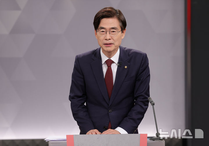 [서울=뉴시스] 국회사진기자단 = 조경태 국민의힘 대표 후보가 17일 서울 여의도 KBS에서 열린 2차 TV토론회에 앞서 마이크 테스트를 하고 있다. 2025.08.17. photo@newsis.com