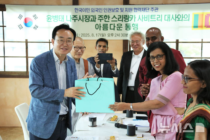 윤병태 전남 나주시장은 17일 사비트리 파나보케 주한 스리랑카 대사와 노동자 인권 보호와 권익 보장 협력 방안을 깊이 있게 논의한 후 협력과 우의 강화의 마음이 담긴 선물을 교환하고 있다. (사진=나주시 제공) 2025.08.17. photo@newsis.com *재판매 및 DB 금지