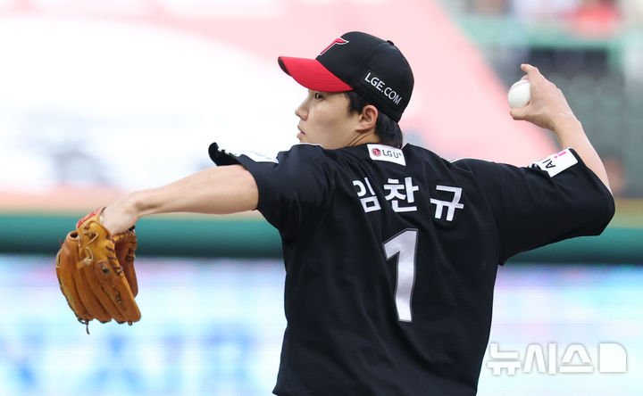 [인천=뉴시스] 황준선 기자 = 17일 인천 미추홀구 SSG랜더스필드에서 열린 2025 KBO리그 LG 트윈스와 SSG 랜더스의 경기, 1회 말 LG 선발투수 임찬규가 공을 던지고 있다. 2025.08.17. hwang@newsis.com