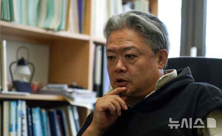 [제주=뉴시스] 우장호 기자 = 강현욱 제주대학교 의과대학 교수가 5일 오후 제주시 아라동 제주대학교 의학전문대학원 4층 교수실에서 뉴시스 제주본부와 인터뷰 도중 잠시 생각에 잠겨 있다. 2025.08.18. woo1223@newsis.com