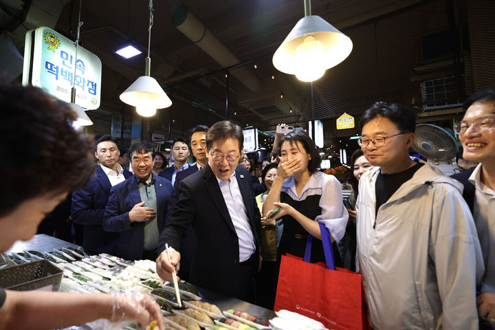 [서울=뉴시스] 최동준 기자 = 이재명 대통령과 김혜경 여사가 17일 서울 은평구 연서시장을 방문해 민생회복 소비쿠폰 체감 효과 점검 및 상인들을 격려하고 있다. (사진=대통령실 제공) 2025.08.17. photo@newsis.com *재판매 및 DB 금지