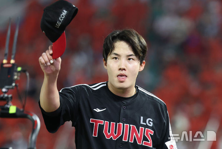 [인천=뉴시스] 황준선 기자 = 17일 인천 미추홀구 SSG랜더스필드에서 열린 2025 KBO리그 LG 트윈스와 SSG 랜더스의 경기, 6회 말 LG 선발 임찬규가 이닝을 마친 뒤 더그아웃으로 복귀하며 관중들에게 인사하고 있다. 2025.08.17. hwang@newsis.com