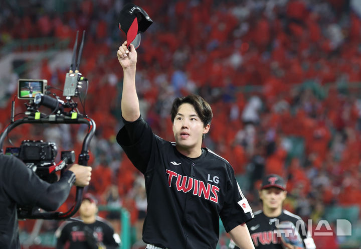 [인천=뉴시스] 황준선 기자 = 17일 인천 미추홀구 SSG랜더스필드에서 열린 2025 KBO리그 LG 트윈스와 SSG 랜더스의 경기, 6회 말 LG 선발 임찬규가 이닝을 마친 뒤 더그아웃으로 복귀하며 관중들에게 인사하고 있다. 2025.08.17. hwang@newsis.com
