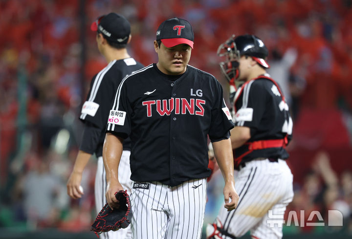 [인천=뉴시스] 황준선 기자 = 17일 인천 미추홀구 SSG랜더스필드에서 열린 2025 KBO리그 LG 트윈스와 SSG 랜더스의 경기, 7회 말 LG 교체 투수 장현식이 교체돼 마운드를 내려오고 있다. 2025.08.17. hwang@newsis.com