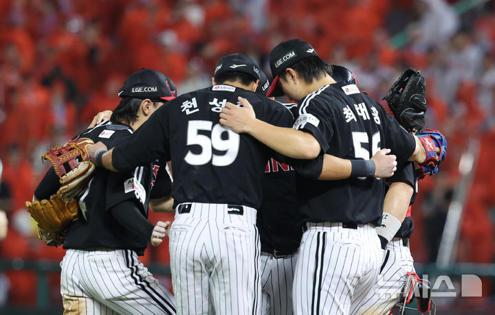 [인천=뉴시스] 황준선 기자 = 17일 인천 미추홀구 SSG랜더스필드에서 열린 2025 KBO리그 LG 트윈스와 SSG 랜더스의 경기, 6-1로 승리한 LG 선수들이 자축하고 있다. 2025.08.17. hwang@newsis.com