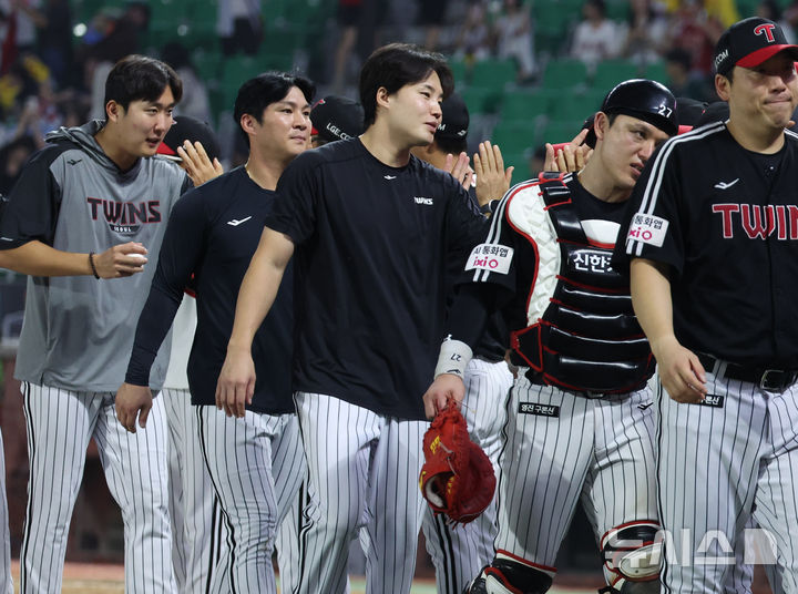 [인천=뉴시스] 황준선 기자 = 17일 인천 미추홀구 SSG랜더스필드에서 열린 2025 KBO리그 LG 트윈스와 SSG 랜더스의 경기, [인천=뉴시스] 황준선 기자 = 17일 인천 미추홀구 SSG랜더스필드에서 열린 2025 KBO리그 LG 트윈스와 SSG 랜더스의 경기, 6-1로 승리한 LG 임찬규를 비롯한 선수들이 자축하고 있다. 2025.08.17. hwang@newsis.com