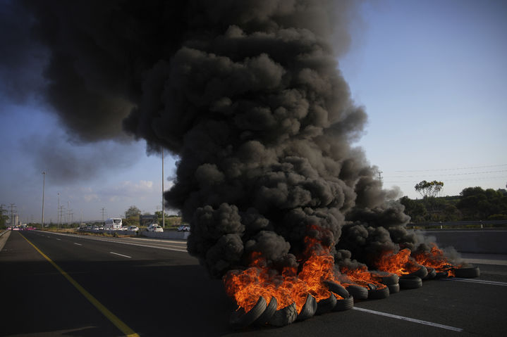 [예루살렘=AP/뉴시스] 17일(현지 시간) 예루살렘 인근에서 시위대가 도로를 막아 놓은 타이어에 불을 붙여 불길과 연기가 치솟고 있다. 시위대는 정부의 가자지구 점령 결정 철회와 하마스에 억류된 인질들의 즉각적인 석방을 요구하며 시위를 벌였다. 2025.08.18.