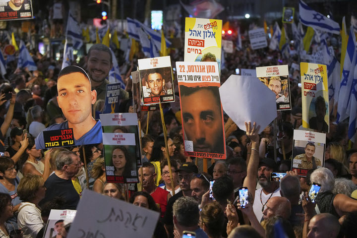 [텔아비브=AP/뉴시스] 17일(현지 시간) 이스라엘 텔아비브에서 정부의 가자지구 점령 계획에 반대하는 대규모 시위가 열리고 있다. 주최 측은 시위 참가 규모를 50만 명으로 추산했다. 일부 시위대가 도로를 봉쇄하고 방화하면서 약 40명이 체포됐다. 2025.08.18.