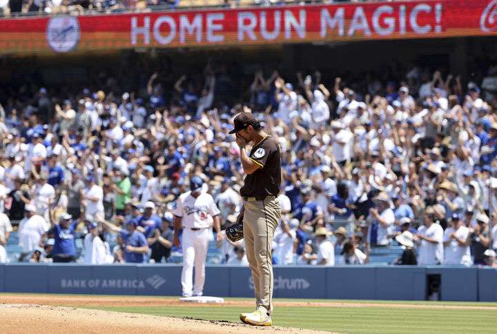 [로스앤젤레스=AP/뉴시스] 샌디에이고 파드리스 다르빗슈 유가 17일(현지 시간) 미국 캘리포니아주 로스앤젤레스의 다저스타디움에서 열린 2025 MLB LA 다저스와의 경기 1회말 홈런을 허용하고 고개를 숙이고 있다. 2025.08.18.