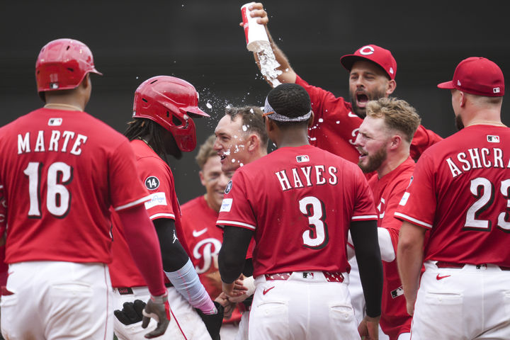 [신시내티=AP/뉴시스] 메이저리그(MLB) 신시내티 레즈의 선수들이 17일(현지 시간) 미국 오하이오주 신시내티의 그레이트 아메리탄 볼파크에서 열린 2025 MLB 밀워키 브루어스와의 경기에 10회 연장 접전 끝에 3-2 승리를 거두고 기뻐하고 있다. 2025.08.18.