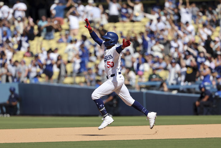 [로스앤젤레스=AP/뉴시스] LA 다저스의 무키 베츠가 17일(현지 시간) 미국 캘리포니아주 로스앤젤레스의 다저스타디움에서 열린 2025 MLB 샌디에이고 파드리스와의 경기 8회말 솔로 홈런을 친 후 기뻐하고 있다. 2025.08.18.