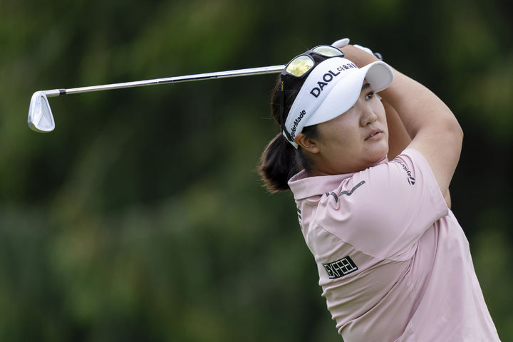 [포틀랜드=AP/뉴시스] 유해란이 지난 17일(현지 시간) 미 오리건주 포틀랜드의 컬럼비아 에지워터CC에서 열린 미국여자프로골프(LPGA) 투어 스탠더드 포틀랜드 클래식 최종 라운드 2번 홀에서 티샷하고 있다. 유해란은 16언더파 272타로 박성현과 함께 공동 7위를 기록하며 대회를 마쳤다. 2025.08.18.