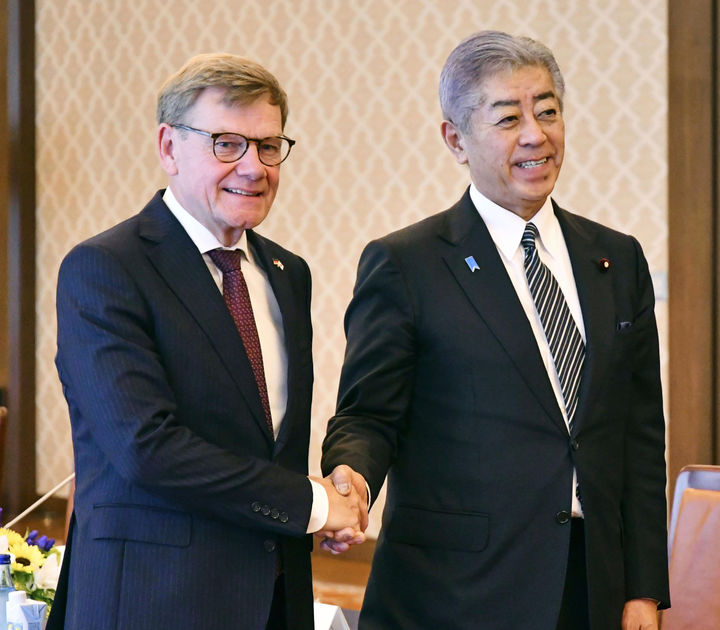 [도쿄=AP/뉴시스] 일본을 방문 중인 요한 바데풀 독일 외무장관(왼쪽)이 18일 도쿄에서 이와야 다케시 일본 외무상과 만나 악수하고 있다, 바데풀 장관은 아시아 내 핵심 파트너로 일본을 지목하며, 중국의 군사적 확장 행보와 러시아와의 관계를 강하게 비판했다. 2025.08.19