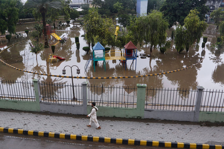 [파키스탄=AP/뉴시스] 18일(현지 시간) 파키스탄 페샤와르에서 한 공원이 폭우 영향으로 침수돼 있다. 2025.08.19. photo@newsis.com