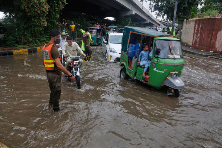 [페샤와르=AP/뉴시스] 18일(현지 시간) 파키스탄 페샤와르에서 교통 경찰관이 폭우로 침수된 도로에서 교통정리를 하고 있다. 지난 15일 키베르 파크툰크와주 부네르 산악 지대에 폭우가 쏟아져 돌발 홍수가 발생해 최소 270명이 사망했으며 150여 명이 실종된 것으로 알려졌다. 2025.08.19.