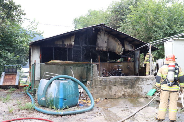 [홍성=뉴시스] 지난 17일 오후 3시39분께 충남 홍성군 은하면 홍남로의 한 돼지농장에서 불이 나 현장에 출동한 소방대원이 진화에 나서고 있다. (사진=홍성소방서 제공) 2025.08.18. photo@newsis.com *재판매 및 DB 금지