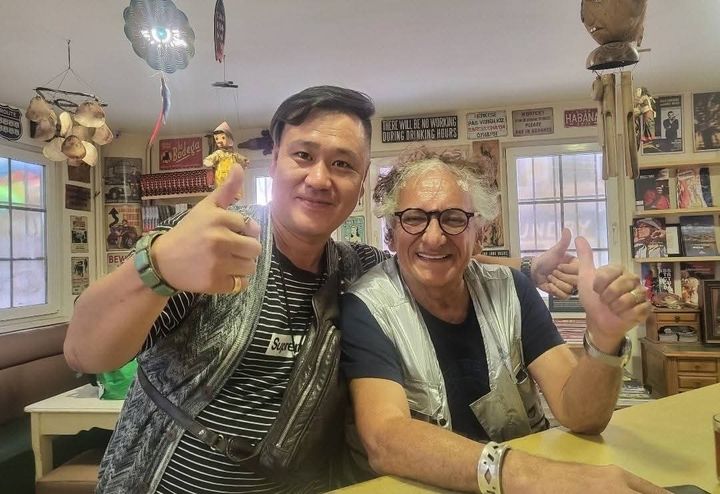 [칠곡=뉴시스] 서세승 위원장과 바이캄이 기념사진을 찍고 있다. (사진=칠곡문화예술위원회 제공) 2025.08.18 photo@newsis.com *재판매 및 DB 금지