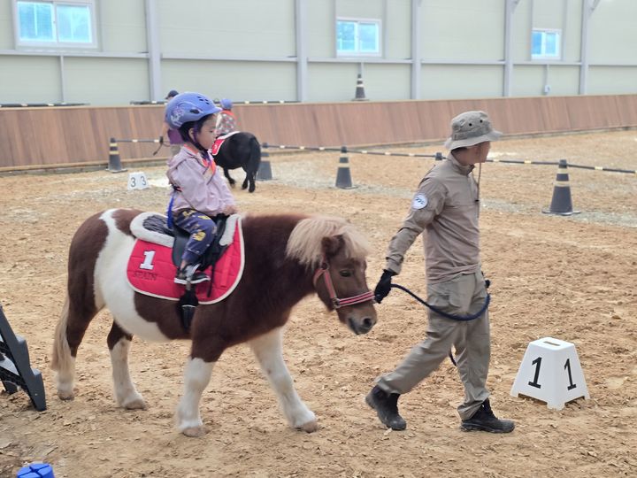 경기도 어린이 말 체험(사진 = 경기도 북부청 제공) *재판매 및 DB 금지
