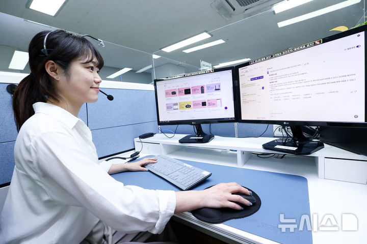 [서울=뉴시스]LG유플러스가 고객 편의 향상을 위해 ARS(자동응답시스템) 메뉴 맞춤 제공 서비스를 도입했다고 18일 밝혔다. 사진은 LG유플러스 상담사가 고객 문의에 응대하고 있는 모습. (사진=LG유플러스 제공)