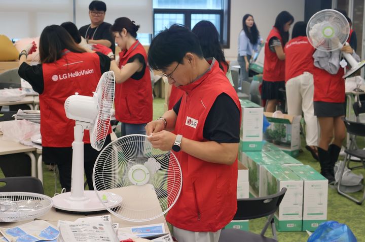 [서울=뉴시스] LG헬로비전은 최근 집중호우로 큰 피해를 입은 충남 태안군 고남면 지역민을 돕기 위해 지난 14일 임직원 봉사활동을 진행했다고 18일 밝혔다. 사진은 임직원들이 봉사활동을 하는 모습 (사진=LG헬로비전) 2025.08.18. photo@newsis.com *재판매 및 DB 금지