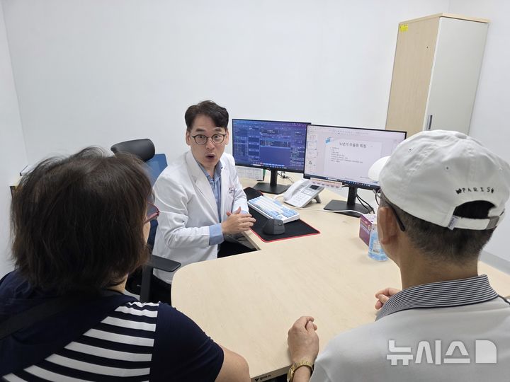 [부산=뉴시스] 백재현 기자 = 센텀종합병원 정신건강의학과 장준호 과장이 진료실에서 환자들에게 노인우울증에 대해 설명하고 있다. 2025.08.18. itbrian@newsis.com