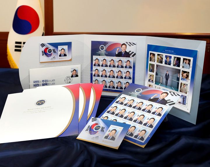 [서울=뉴시스] 과학기술정보통신부 우정사업본부가 ‘제21대 대통령 취임’ 기념우표를 취임 100일째인 다음달 11일 발행한다. (사진=우정사업본부 제공) *재판매 및 DB 금지