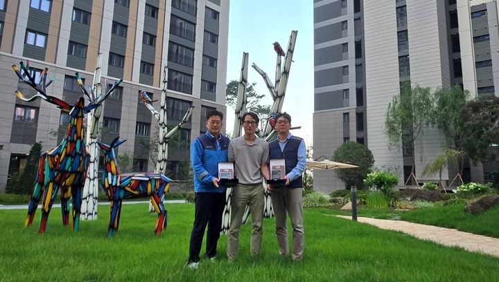 ‘e편한세상 군산 디오션루체’ 단지에서 입주예정자협의회가 DL이앤씨 측에 감사패를 전달하는 모습. 왼쪽부터 김정재 DL이앤씨 현장소장, 권오규 입예협 회장, 하동완 DL이앤씨 차장. *재판매 및 DB 금지