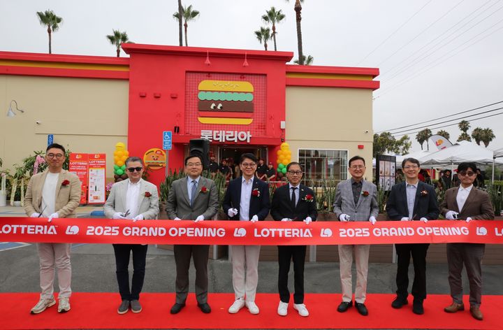 [서울=뉴시스] 지난 14일(현지시각) 미국 캘리포니아주 내 풀러튼 시티 내 롯데리아 1호점 오픈식에 LA 총영사관 조성호(왼쪽 세번째부터) 부영사, 차우철 대표이사, 프레드 정 풀러튼 시장, 신동권 사외이사 의장 등이 참석해 오픈 커팅식을 진행하고 있다. (사진=롯데GRS 제공) *재판매 및 DB 금지
