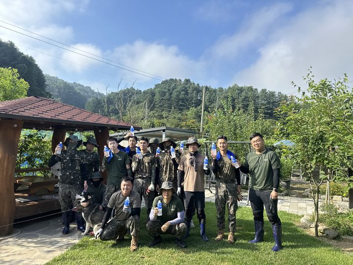 [서울=뉴시스] 동아오츠카가 집중호우 피해지역 복구 수기사 장병에 포카리스웨트 2000개를 전달했다.(사진=동아오츠카 제공) *재판매 및 DB 금지