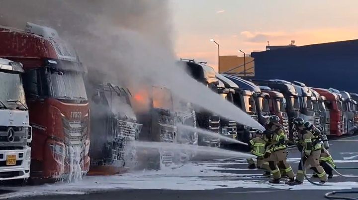 [창원=뉴시스] 17일 오후 경남 창원시 진해구 남문동의 한 화물차 주차장에 주차된 트레일러에서 화재가 발생해 소방대원들이 진화 작업을 하고 있다. (사진=창원소방본부 제공) 2025.08.18. photo@newsis.com *재판매 및 DB 금지