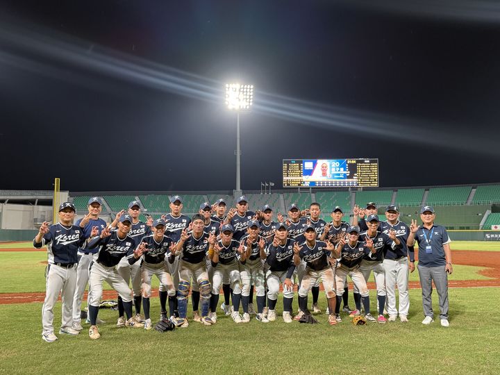 [서울=뉴시스] 한국 15세 이하(U-15) 야구 대표팀이 17일 대만 타이난 ASPAC 야구장에서 열린 제12회 아시아유소년야구대회 예선 첫 경기에서 대만을 상대로 승리한 뒤 기념사진을 찍고 있다. (사진=대한야구소프트볼협회 제공) 2025.08.17. *재판매 및 DB 금지