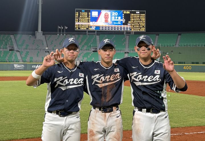 [서울=뉴시스] 한국 15세 이하(U-15) 야구 대표팀 강시우(왼쪽부터), 이서준, 홍예성이 17일 대만 타이난 ASPAC 야구장에서 열린 제12회 아시아유소년야구대회 예선 첫 경기에서 대만을 상대로 승리한 뒤 기념사진을 찍고 있다. (사진=대한야구소프트볼협회 제공) 2025.08.17. *재판매 및 DB 금지