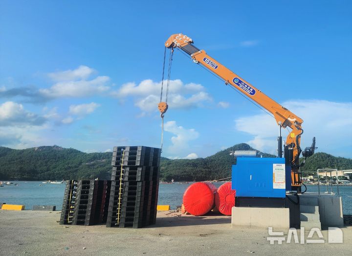 [서울=뉴시스] 한국해양교통안전공단(KOMSA)이 '온 더 보트 프로젝트'를 통해 해양 폐그물 등을 재활용해 어촌계·참여기관들과 제작한 어업용 운반대(플라스틱 소재/일명 팔레트) 모습.