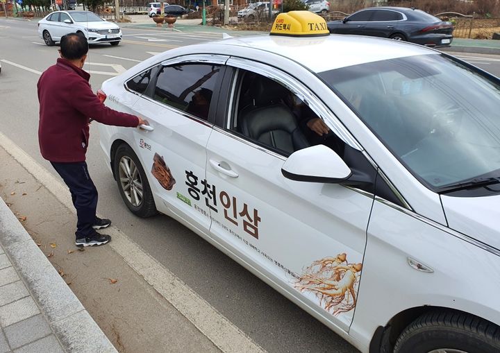 [홍천=뉴시스] 18일 홍천군은 홍천지역 농어촌버스 미운행 지역을 운행하는 ‘홍천 희망택시’가 매월 8회의 왕복 운행을 제공하고 있고, 지난 2020.1∼2025.7월까지 누적 운행횟수는 4만8356회, 이용객수 11만2194명으로 나타났다 고 밝혔다. 홍천군 제공. *재판매 및 DB 금지