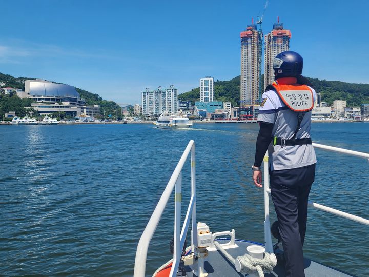 [창원=뉴시스] 강경국 기자 = 17일 오전 경남 거제시 지심도 인근 해상에서 타기 이상으로 신고한 유람선을 해경이 장승포항으로 안전관리를 하고 있다. (사진=창원해경 제공). 2025.08.18. photo@newsis.com *재판매 및 DB 금지