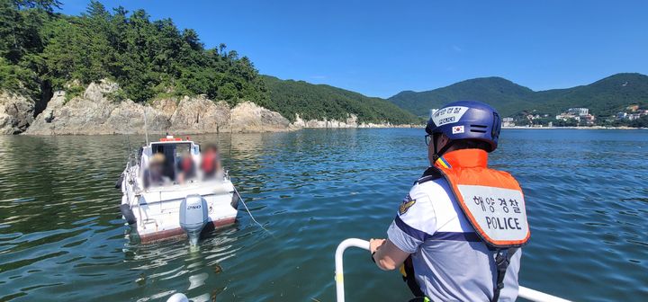 [창원=뉴시스] 강경국 기자 = 17일 오전 경남 거제시 옥포대첩기념공원 인근 해상에서 연료부족으로 표류하는 모터보트를 구조하는 장승포 파출소 연안구조정. (사진=창원해경 제공). 2025.08.18. photo@newsis.com *재판매 및 DB 금지