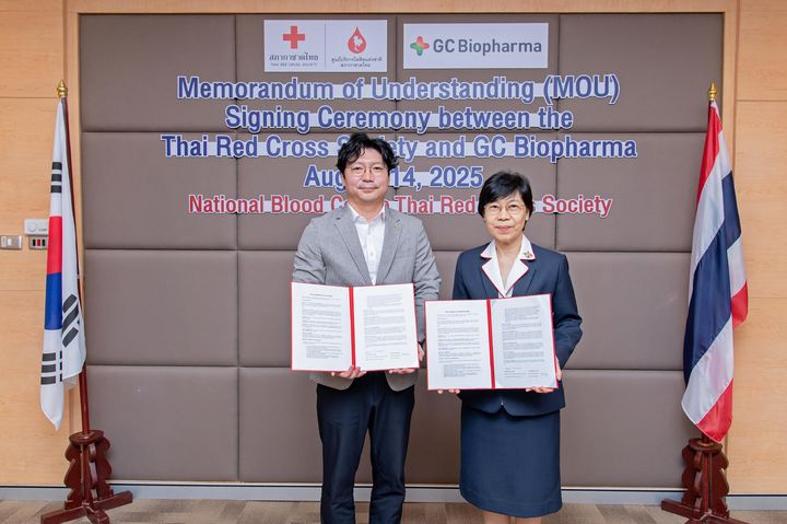 [서울=뉴시스] MOU 체결 후 기념 사진촬영 중인 박형준 GC녹십자 오창공장 본부장(좌), 두차이 차이와니치시리(Dootchai Chaiwanichsiri) 태국 적십자사 혈액원장(우) (사진=GC녹십자 제공) 2025.08.18. photo@newsis.com *재판매 및 DB 금지