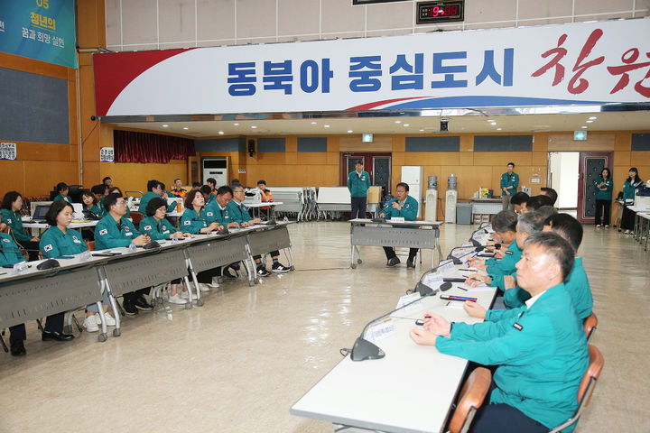 [창원=뉴시스] 강경국 기자 = 18일 오전 경남 창원시청 시민홀에서 2025년 을지연습 최초 상황보고회가 열린 가운데 장금용 창원시장 권한대행이 회의를 주재하고 있다. (사진=창원시청 제공). 2025.08.18. photo@newsis.com *재판매 및 DB 금지