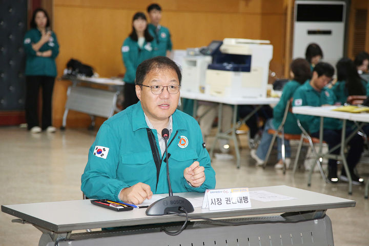 [창원=뉴시스] 강경국 기자 = 18일 오전 경남 창원시청 시민홀에서 2025년 을지연습 최초 상황보고회가 열린 가운데 장금용 창원시장 권한대행이 회의를 주재하고 있다. (사진=창원시청 제공). 2025.08.18. photo@newsis.com *재판매 및 DB 금지