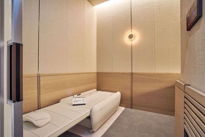 [서울=뉴시스] 세라젬은 대한항공과 협력해 인천국제공항 제2여객터미널 라운지에 프리미엄 휴식 공간 ‘웰니스 룸(Wellness Room)’을 조성했다고 18일 밝혔다. (사진=세라젬 제공) 2025.08.18. photo@newsis.com *재판매 및 DB 금지