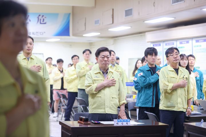 [광명=뉴시스] 박승원 경기 광명시장이 18일 시청 충무시설에서 열린 최초 상황보고회에 참석해 국기에 대한 경례를 하고 있다..(사진=광명시 제공) 2025.08.18. photo@newsis.com *재판매 및 DB 금지